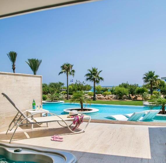 هتل Asterias Beach