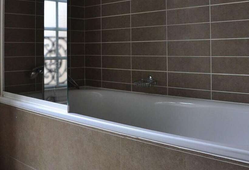 فندق The Originals City, Hôtel la Reine Jeanne, Orthez