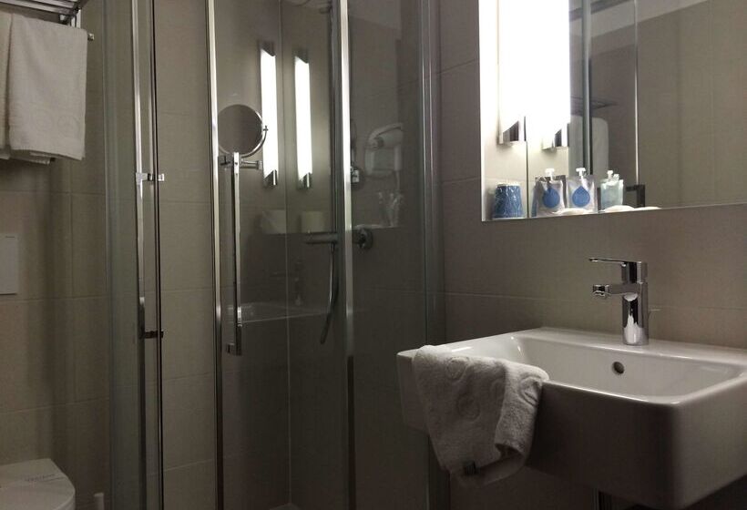 هتل Kyriad Argenteuil