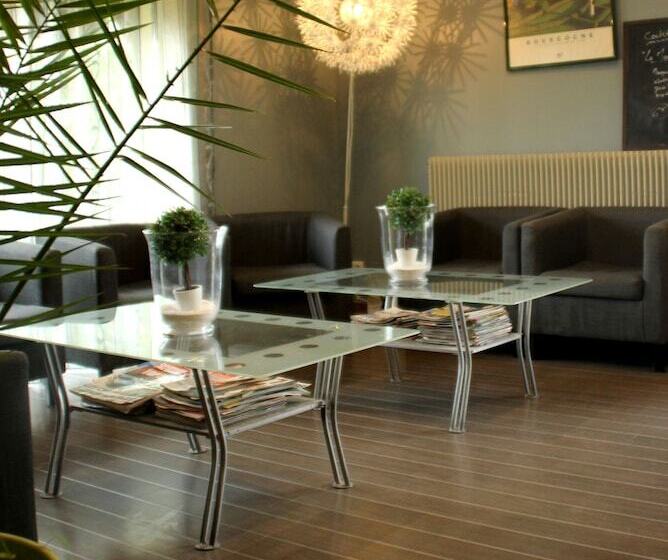 Отель Logis Les Charmilles Chalonsursaone Sud