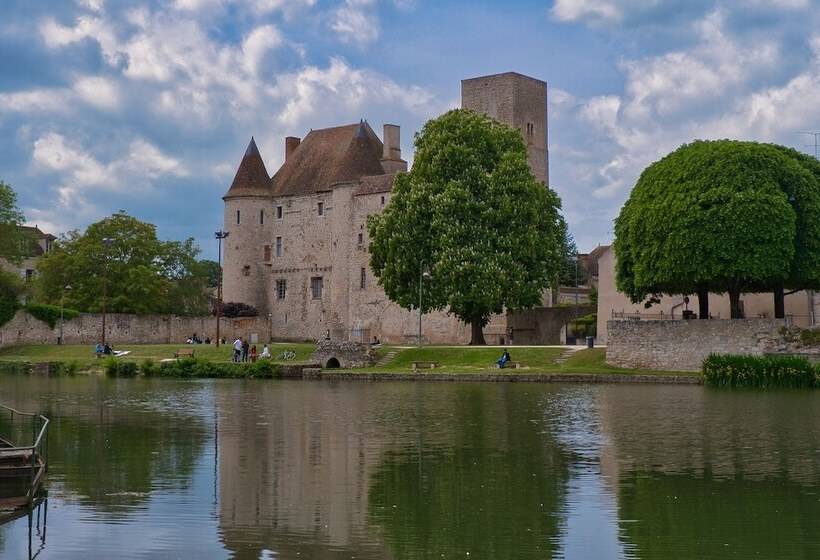 ホテル Ibis Nemours