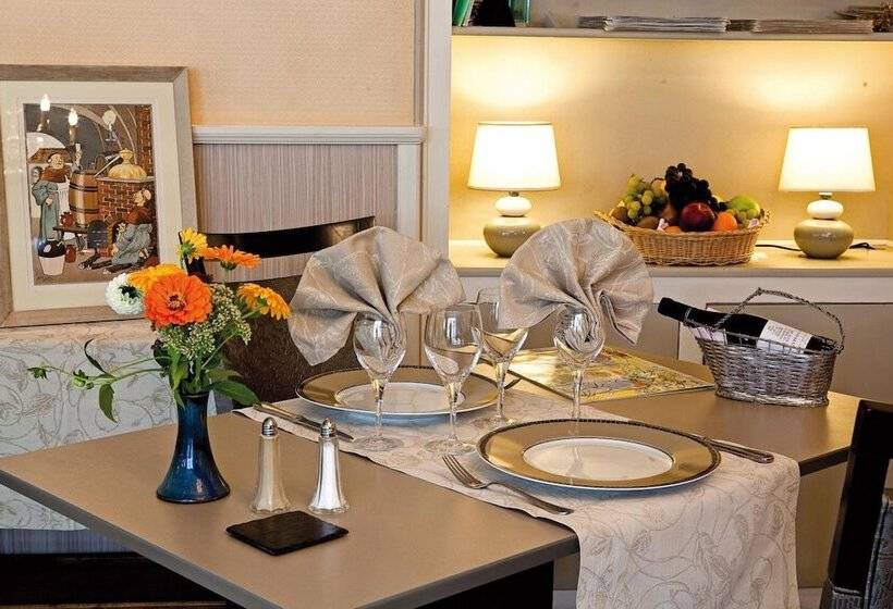 호텔 Logis Hôtel Du Pont Neuf