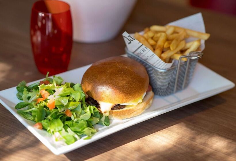 Отель Campanile Montesson Le Vesinet