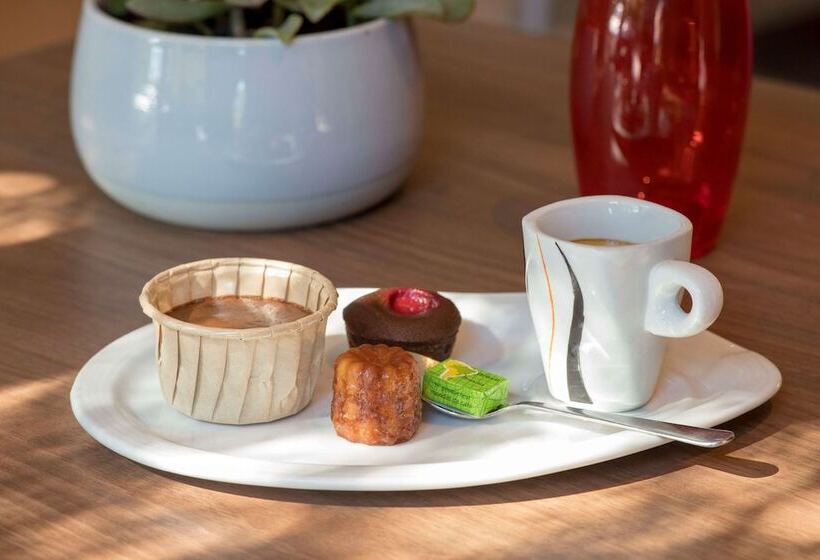 Отель Campanile Montesson Le Vesinet