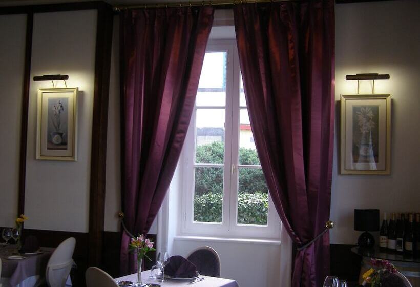 Отель Hôtel Le Chêne Vert