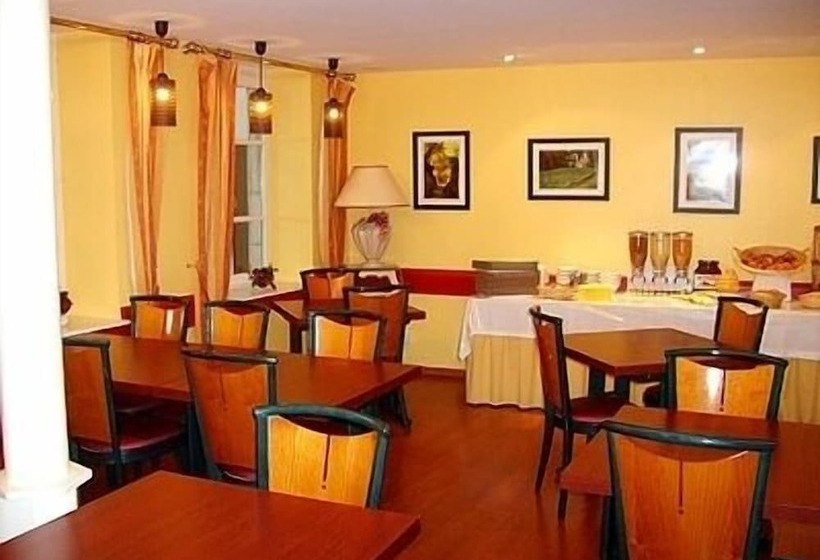 Отель Hôtel Le Chêne Vert
