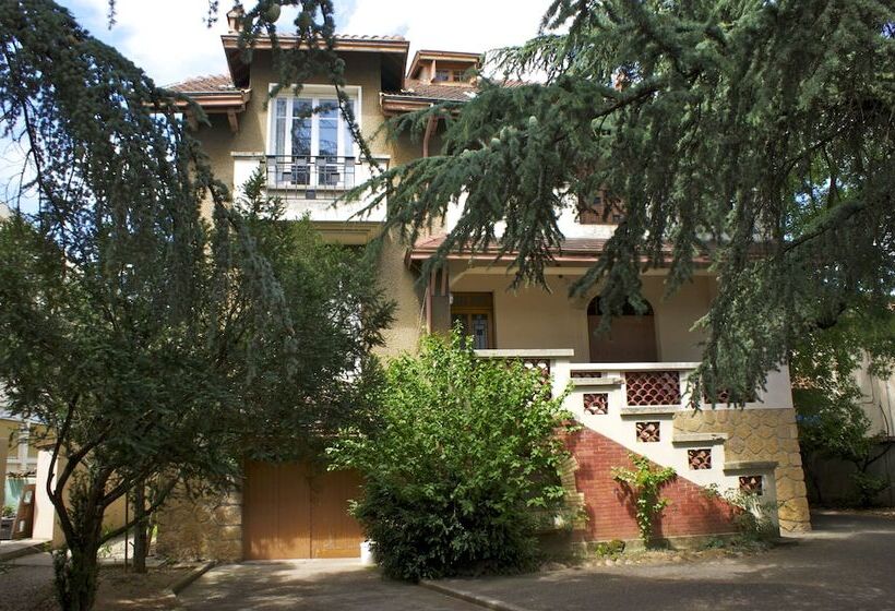 Отель Hôtel Le Lyon Bron