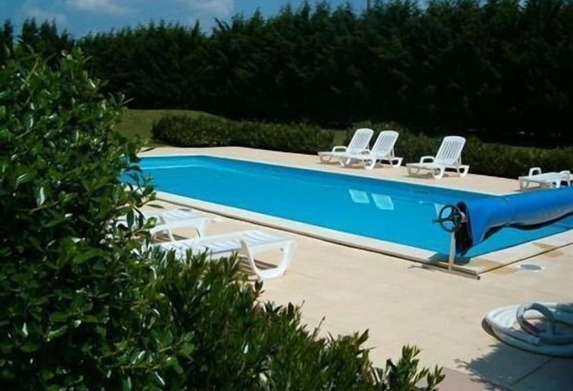 בית מלון כפרי Les Dineux Village