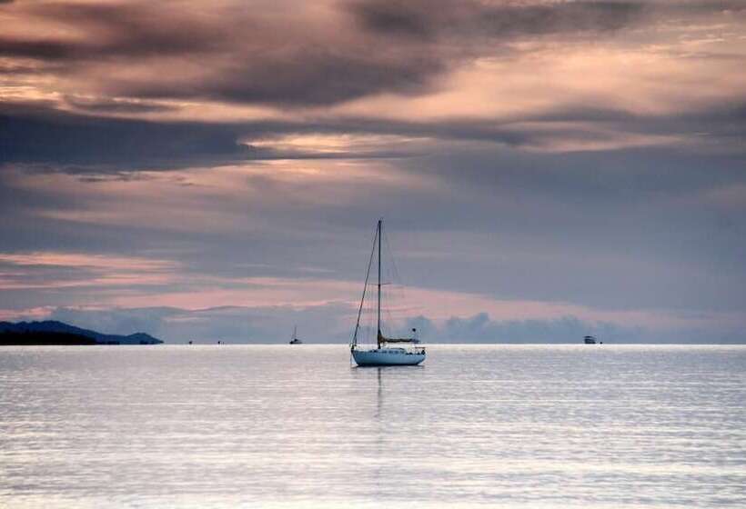 Travellers Beach Resort   Hostel