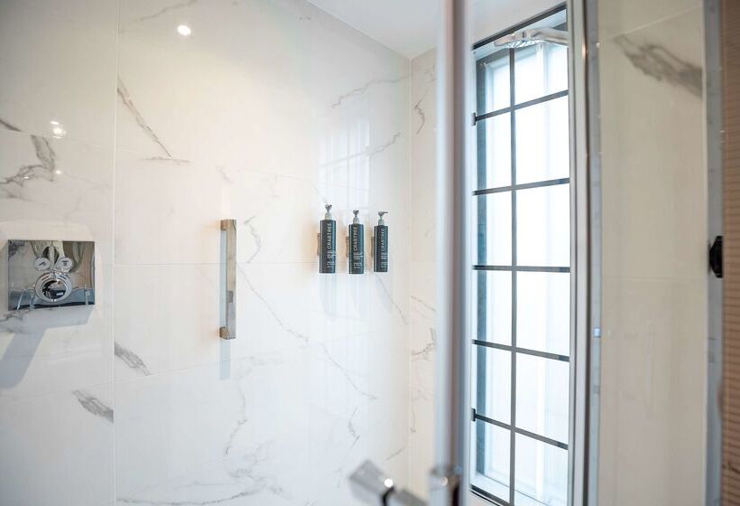 هتل Doubletree By Hilton  London  West End