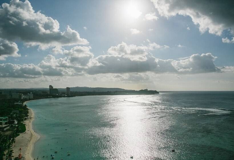 هتل Guam Reef