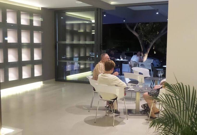 هتل More Meni Cosmopolitan