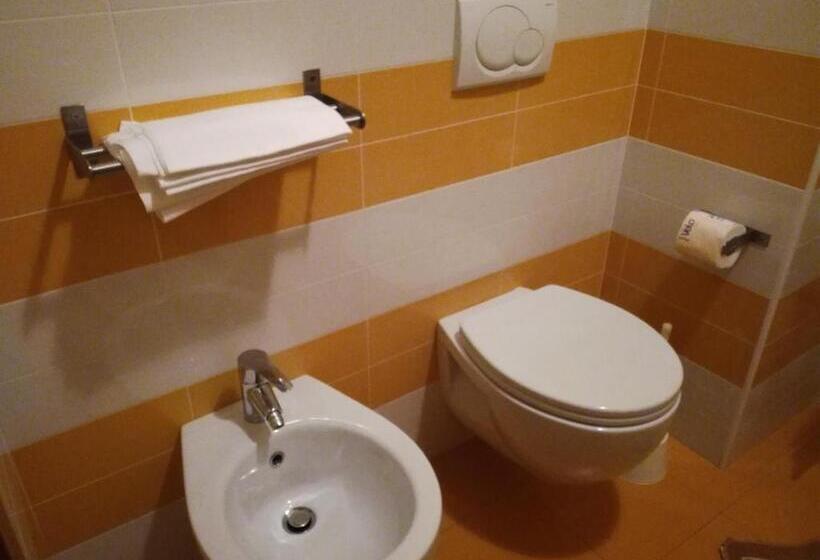 هتل Albergo Girasole Frontemare