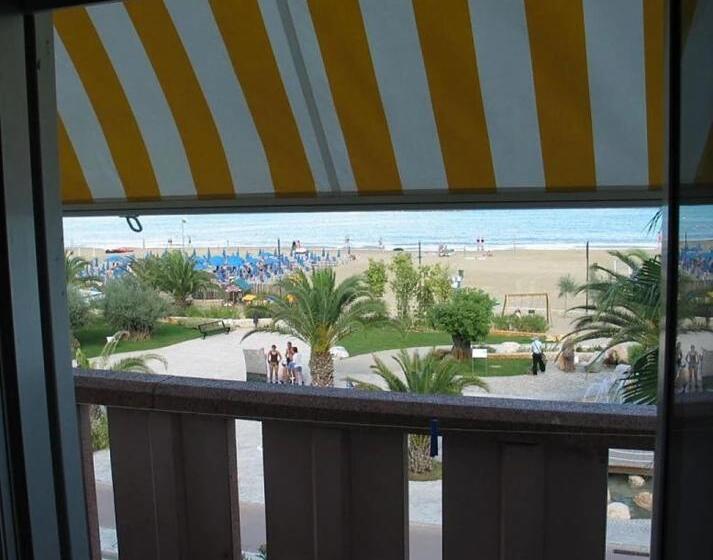 هتل Albergo Girasole Frontemare