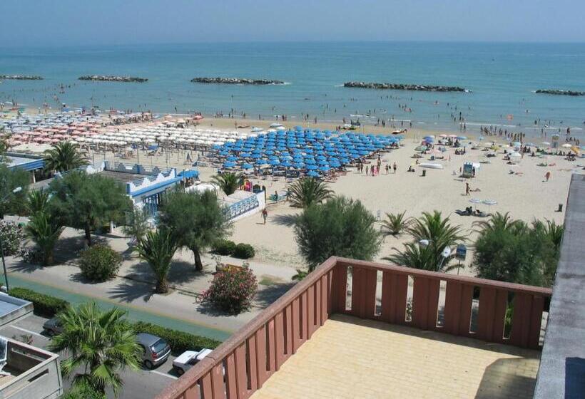 هتل Albergo Girasole Frontemare