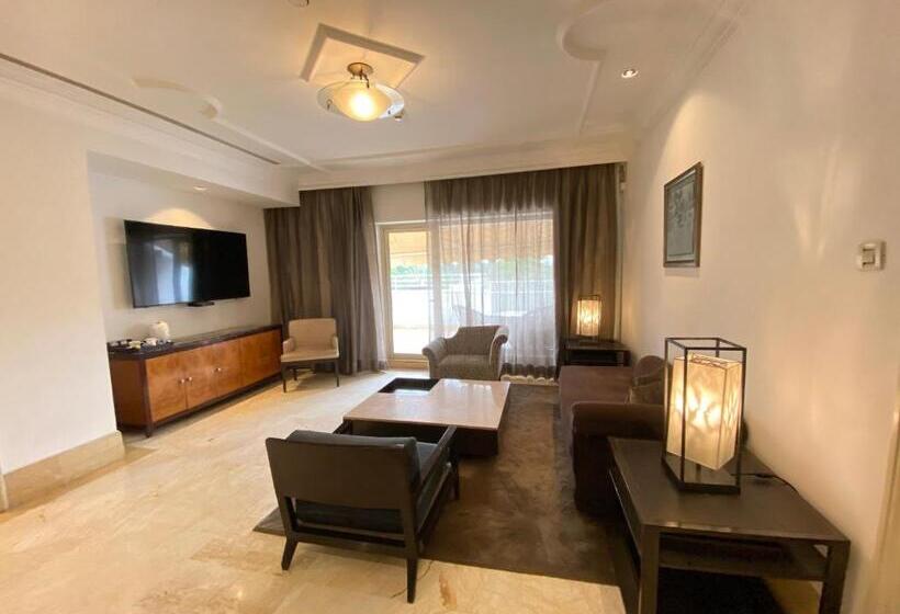 בית מלון כפרי The Claridges New Delhi