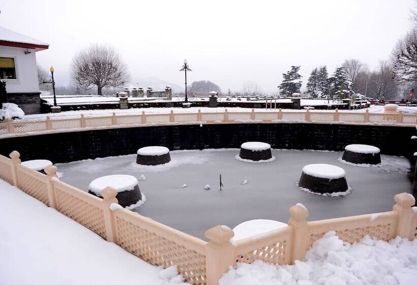 בית מלון כפרי The Lalit Grand Palace Srinagar