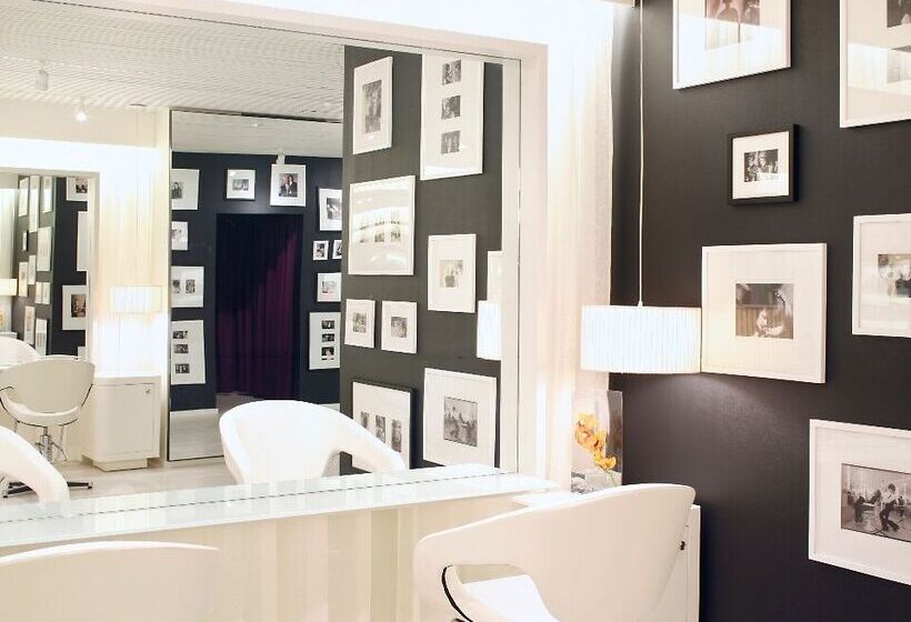 Отель The Leela Mumbai