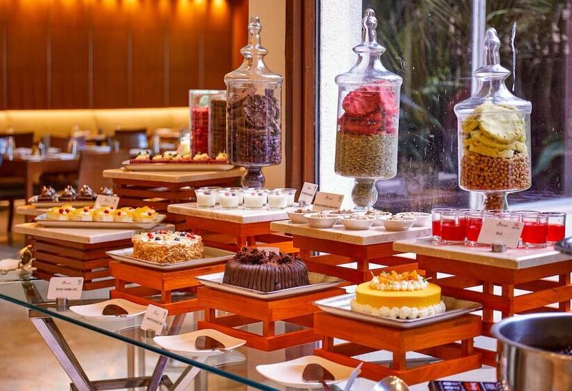 Отель The Leela Mumbai