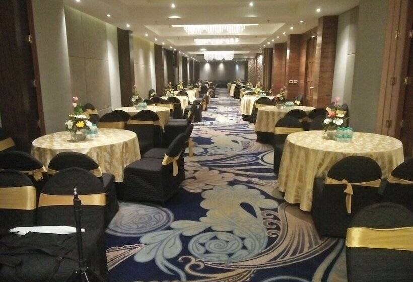فندق The Piccadily  Chandigarh