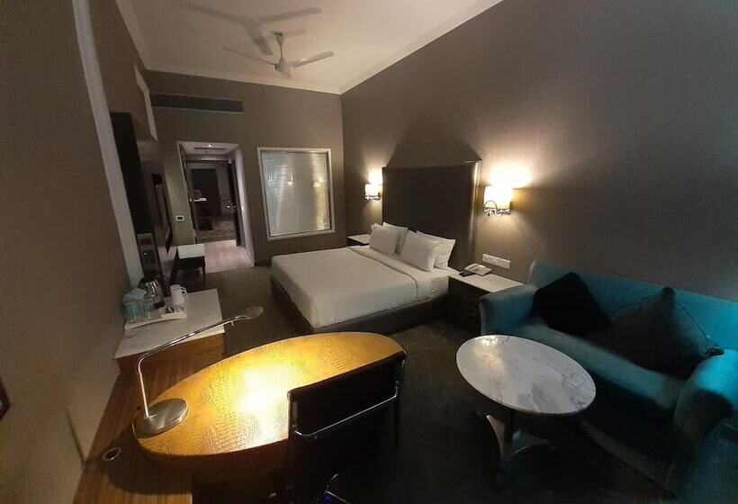فندق The Piccadily  Chandigarh