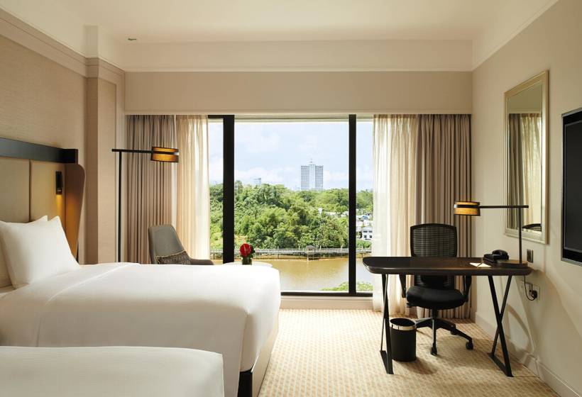 هتل Hilton Kuching