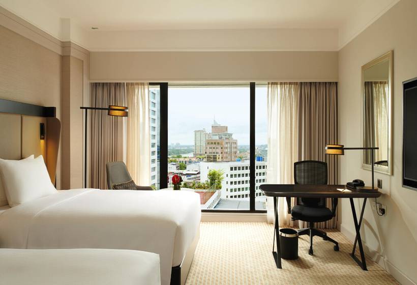 هتل Hilton Kuching
