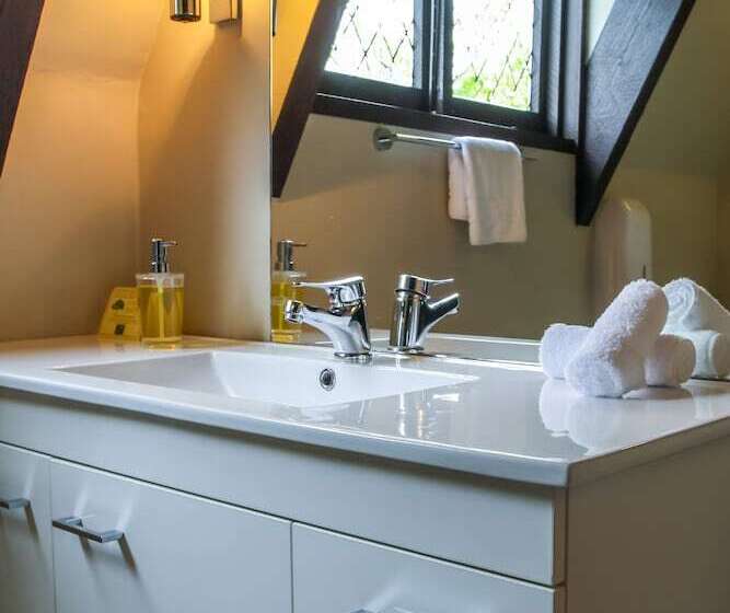 هتل Camelot Motor Lodge