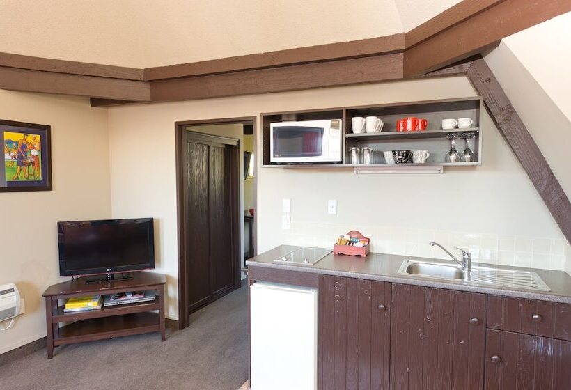 هتل Camelot Motor Lodge