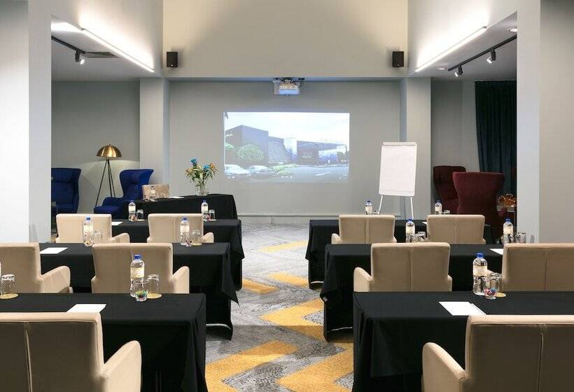 هتل Naumi  Auckland Airport