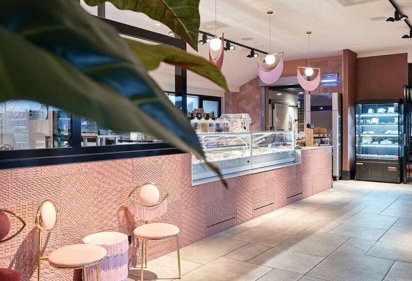 Отель Van Der Valk De Gouden Leeuw