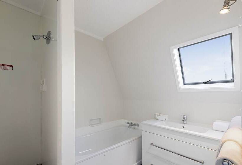 The Parnell Hotel & Conference Centre