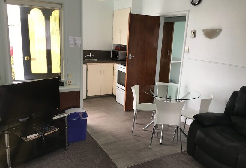 Courtesy Court Motel