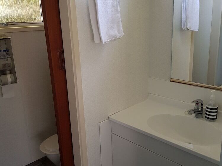 Courtesy Court Motel