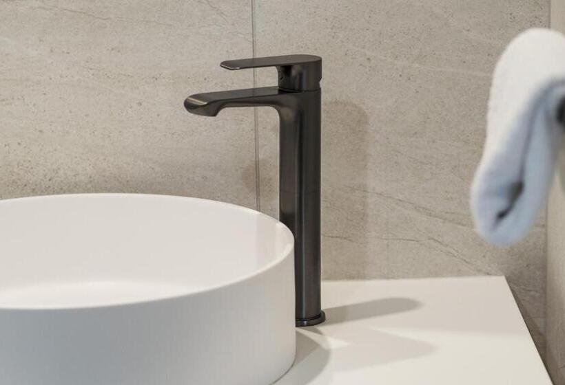 Elms Christchurch, Ascend Hotel Collection