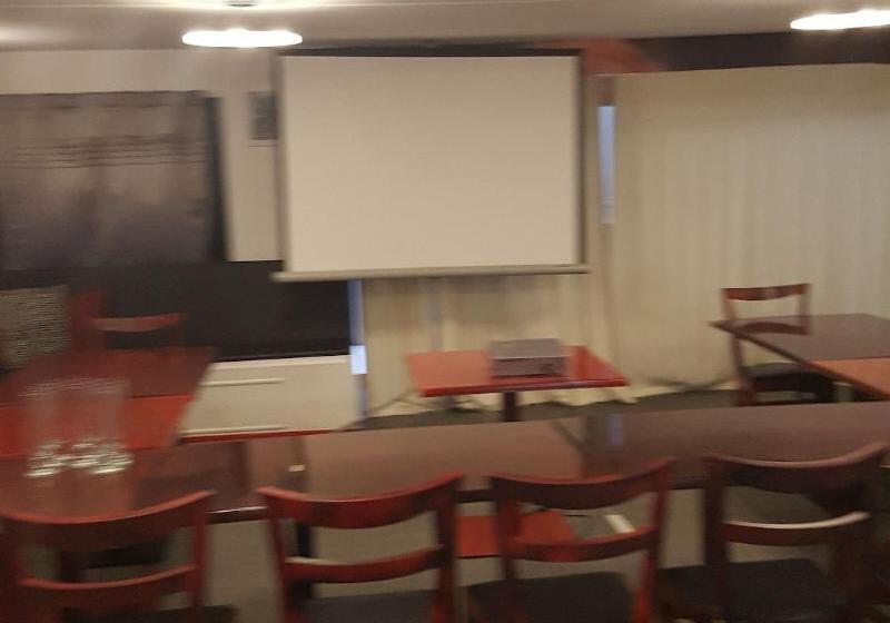 מוטל Walton Park Motor Lodge