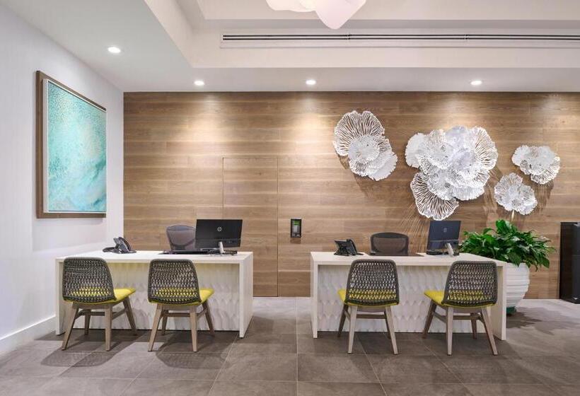 בית מלון כפרי Aston Waikiki Beach Tower