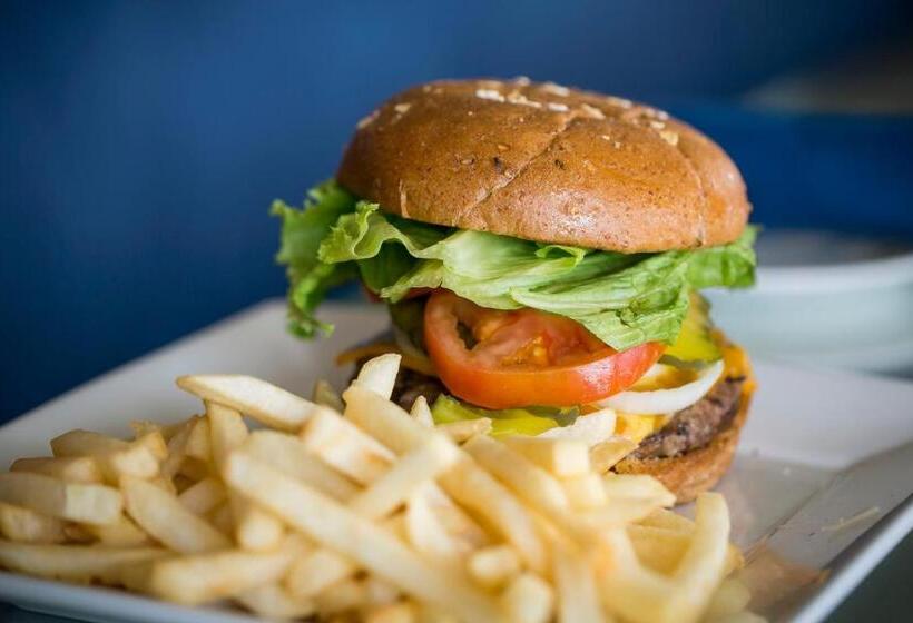 Bay Club Hotel And Marina