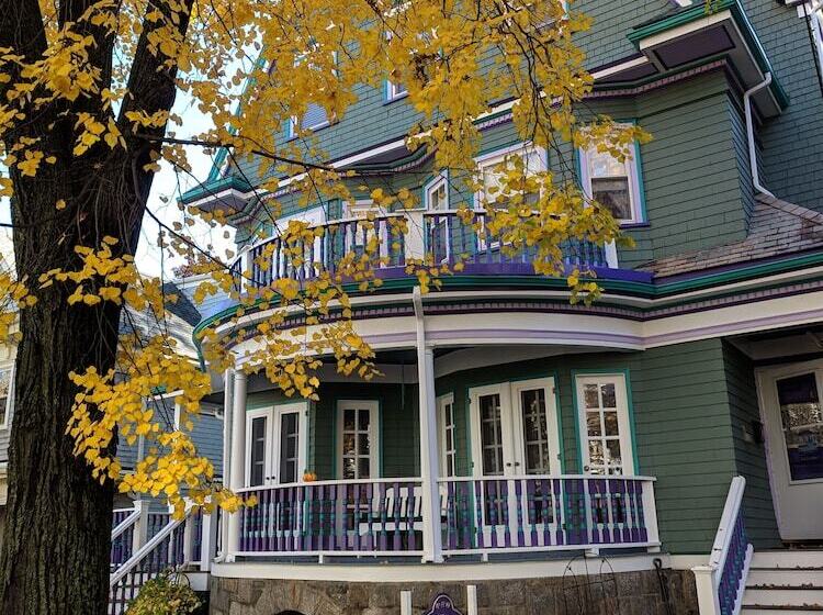 בית מלון כפרי The Coolidge Corner Guest House: A Brookline Bed And Breakfast