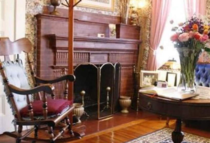 בית מלון כפרי The Coolidge Corner Guest House: A Brookline Bed And Breakfast