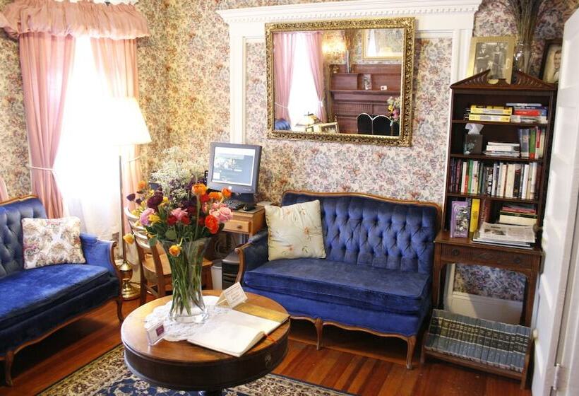 בית מלון כפרי The Coolidge Corner Guest House: A Brookline Bed And Breakfast