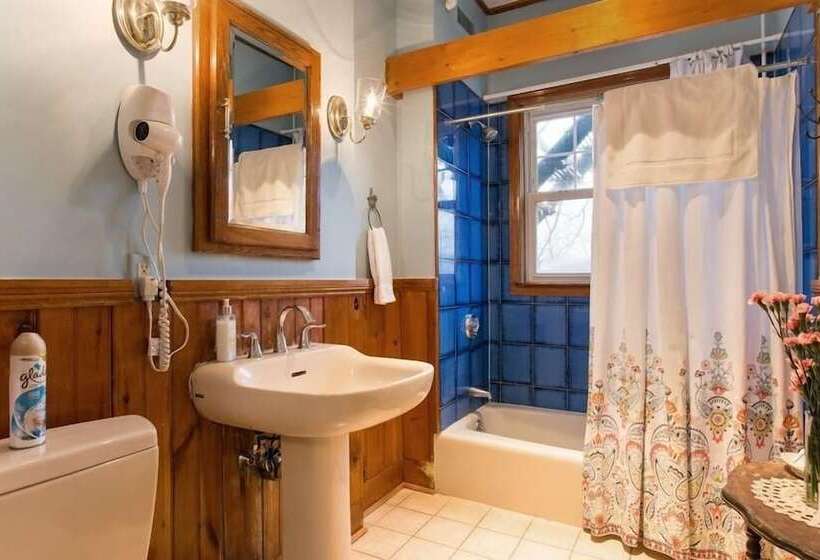 בית מלון כפרי The Coolidge Corner Guest House: A Brookline Bed And Breakfast