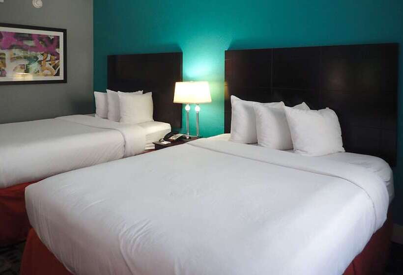 مُتل Clarion Inn