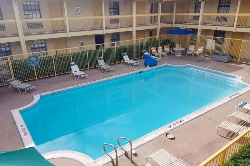 مُتل Clarion Inn