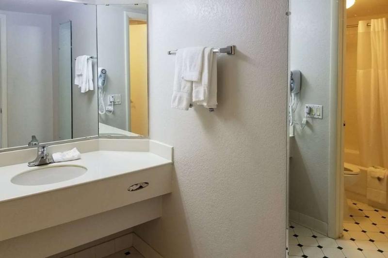 مُتل Clarion Inn