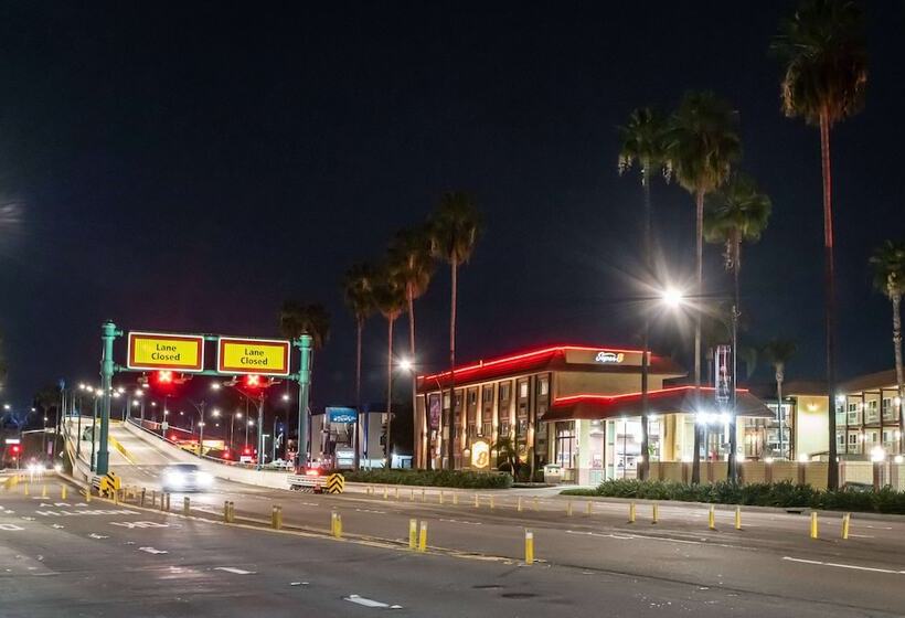 Мотель Super 8 By Wyndham Anaheim/disneyland Drive