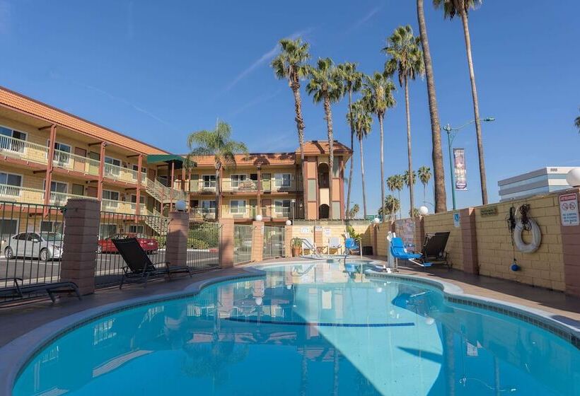 Мотель Super 8 By Wyndham Anaheim/disneyland Drive