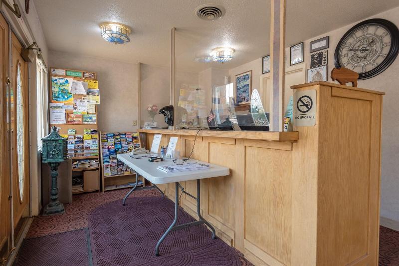 בית מלון כפרי Americas Best Value Inn By The River Hot Springs