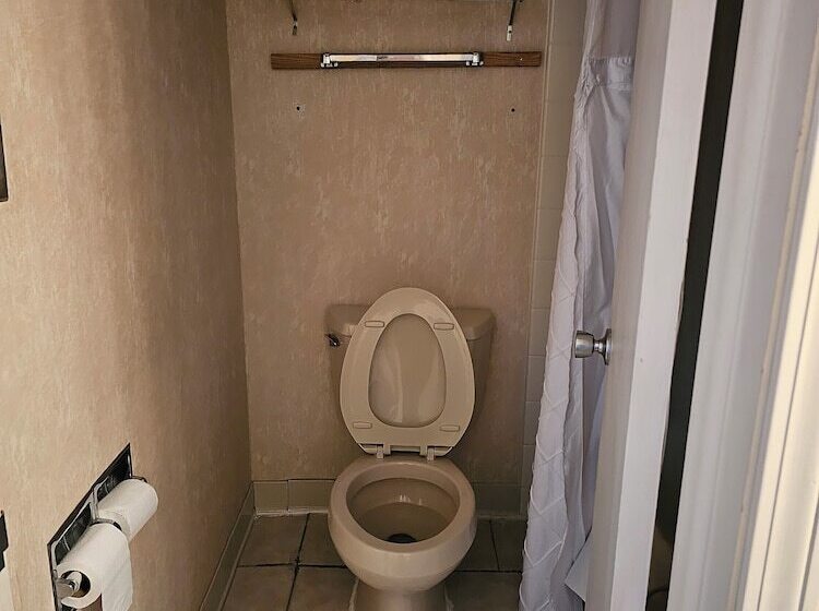 هتل Americas Best Value Inn Mackinaw City