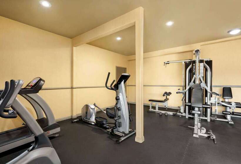 בית מלון כפרי Baymont By Wyndham Monterey Park